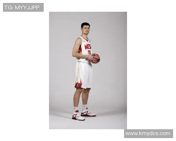 小姚明的崛起之路：从青涩少年到篮球场上的新星